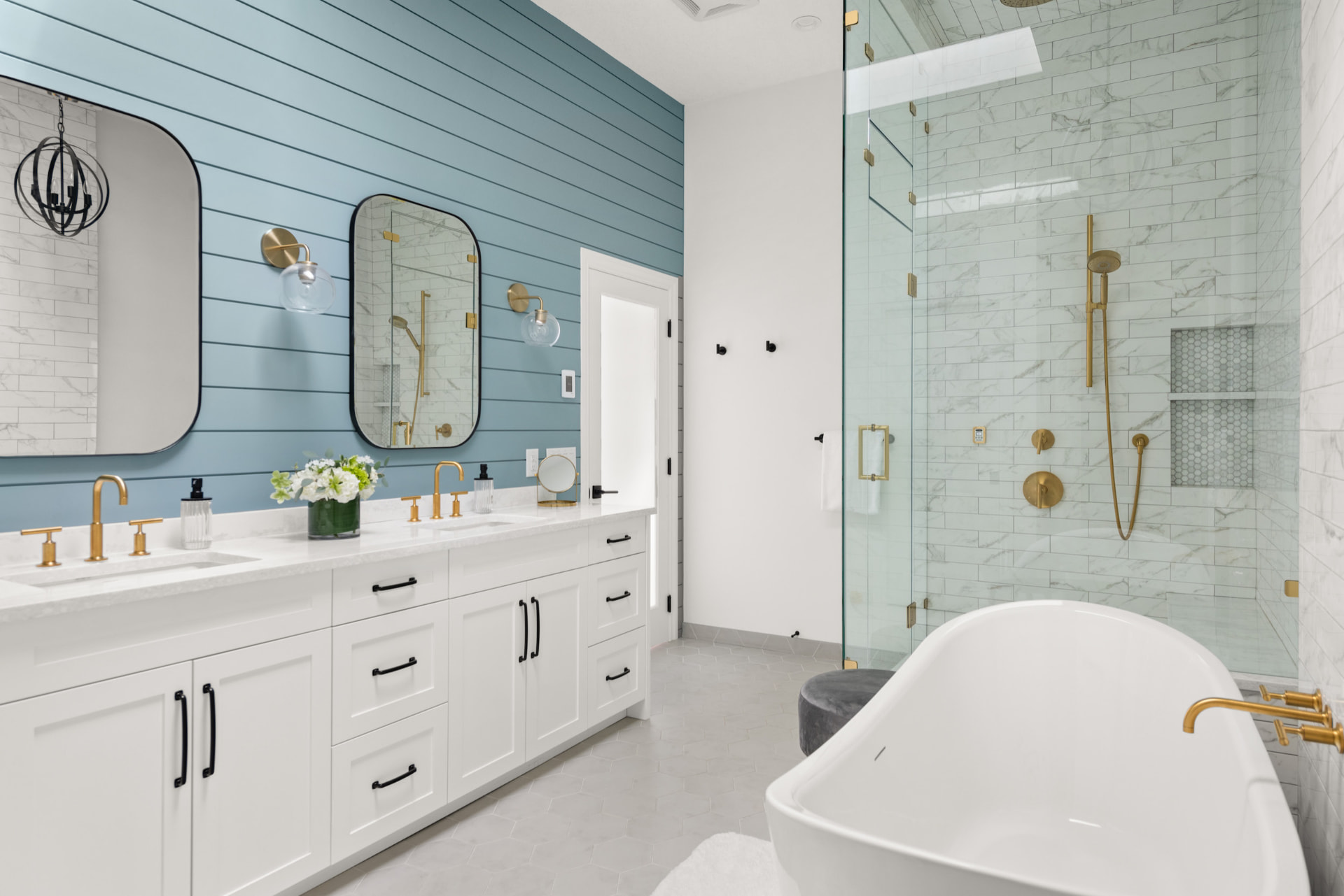 Blue accent bathroom design reference