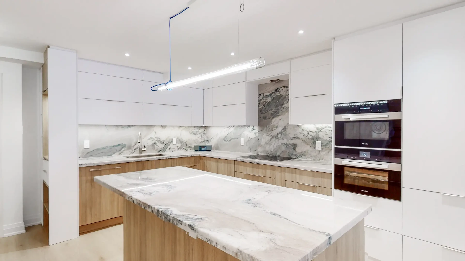 Two-tone compact kitchen design reference